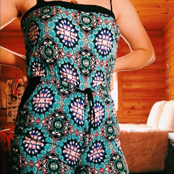 Adorable Charlotte Russe print Romper - Picture 2 of 2